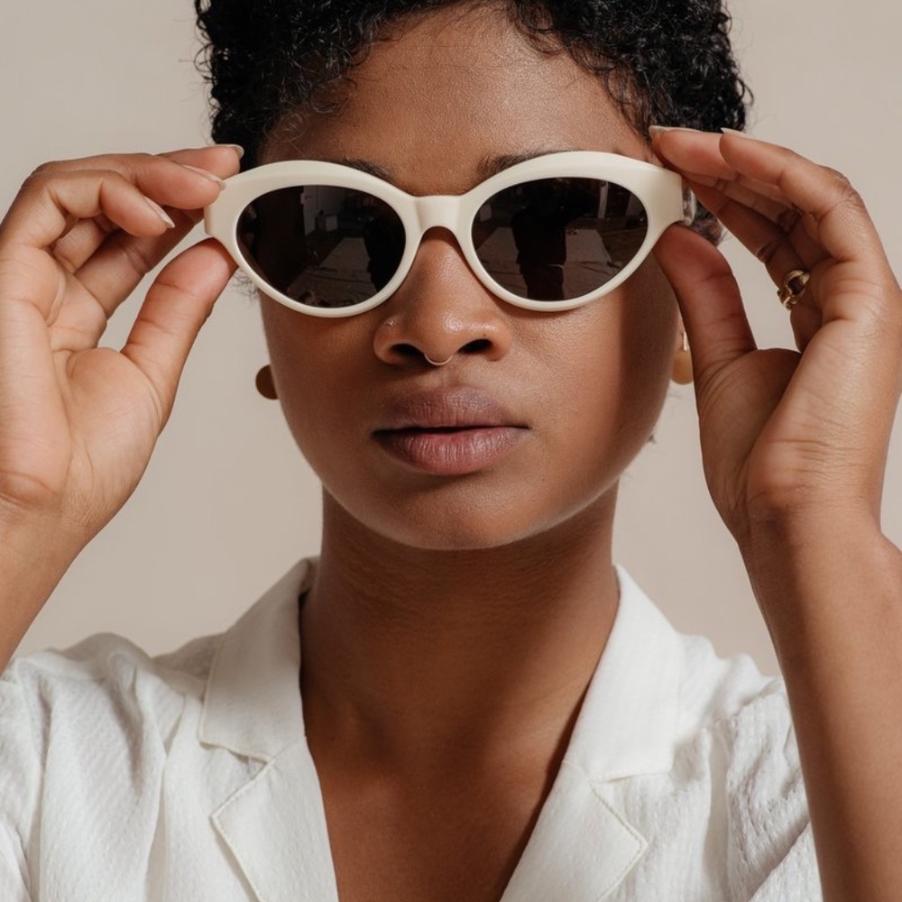 RAEN Veil Luxury Wig Cat Eye Sunglasses in Ivory Cream Bone/Brown 56mm NWOT